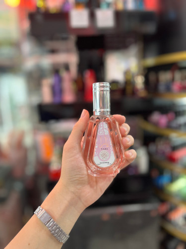 عطر جیبی زنانه لطافه مدل یارا با رایحه معتدل